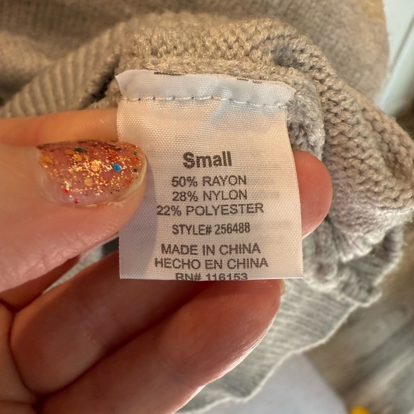 Poof apparel Stylish Colorblock Crew Neck Sweater Small - Picture 2 of 3